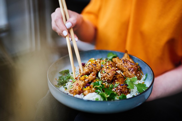 美食素材 - 鸡 /  亚洲美食 /  食物 /  筷子 /  盘子 /  一顿饭 /  美食 /  美味的 /  可口 /  厨房 /  亚洲人 /  香菜 /  白饭 /  芝麻