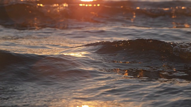 海浪素材 - 海洋 /  海 /  海浪 /  水 /  日落 /  反射 /  金子 /  闪亮的 /  溅 /  波纹 /  流动 /  水面 /  海景