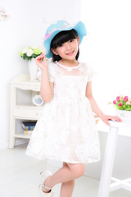 写真素材 - 儿童 /  女孩 /  肖像 /  写真 /  白色礼服 /  帽子 /  投标 /  亚洲