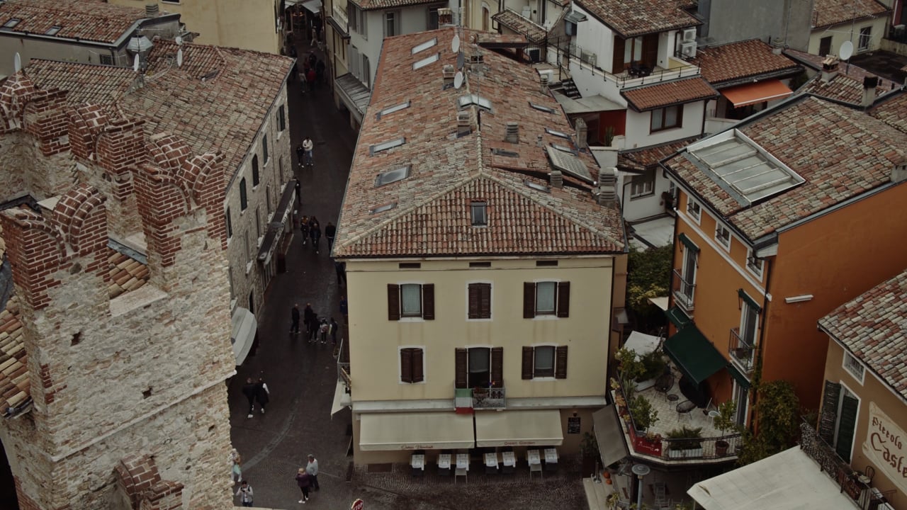楼宇素材 - 天台 /  意大利街 /  人在走路 /  加尔达湖 /  西尔敏 /  意大利 /  旧楼 /  鸟瞰图