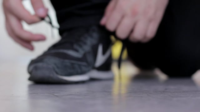穿搭素材 - 鞋带 /  搭售 /  鞋 /  鞋类 /  生活方式 /  人们 /  脚 /  人 /  运动鞋