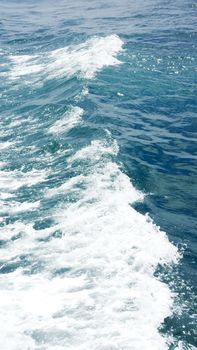 Ocean waves create a mesmerizing pattern in the Bosphorus, İstanbul, captured in vibrant sunlight.